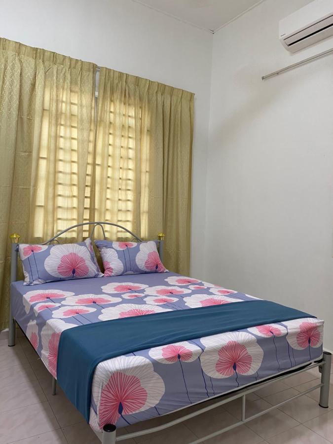 Cempaka Homestay Parit Raja Exterior foto