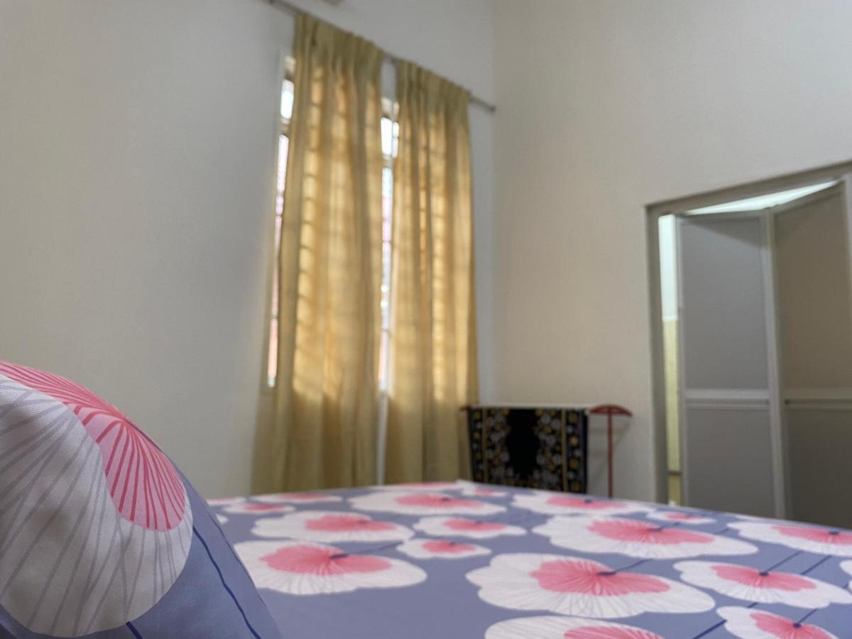 Cempaka Homestay Parit Raja Exterior foto