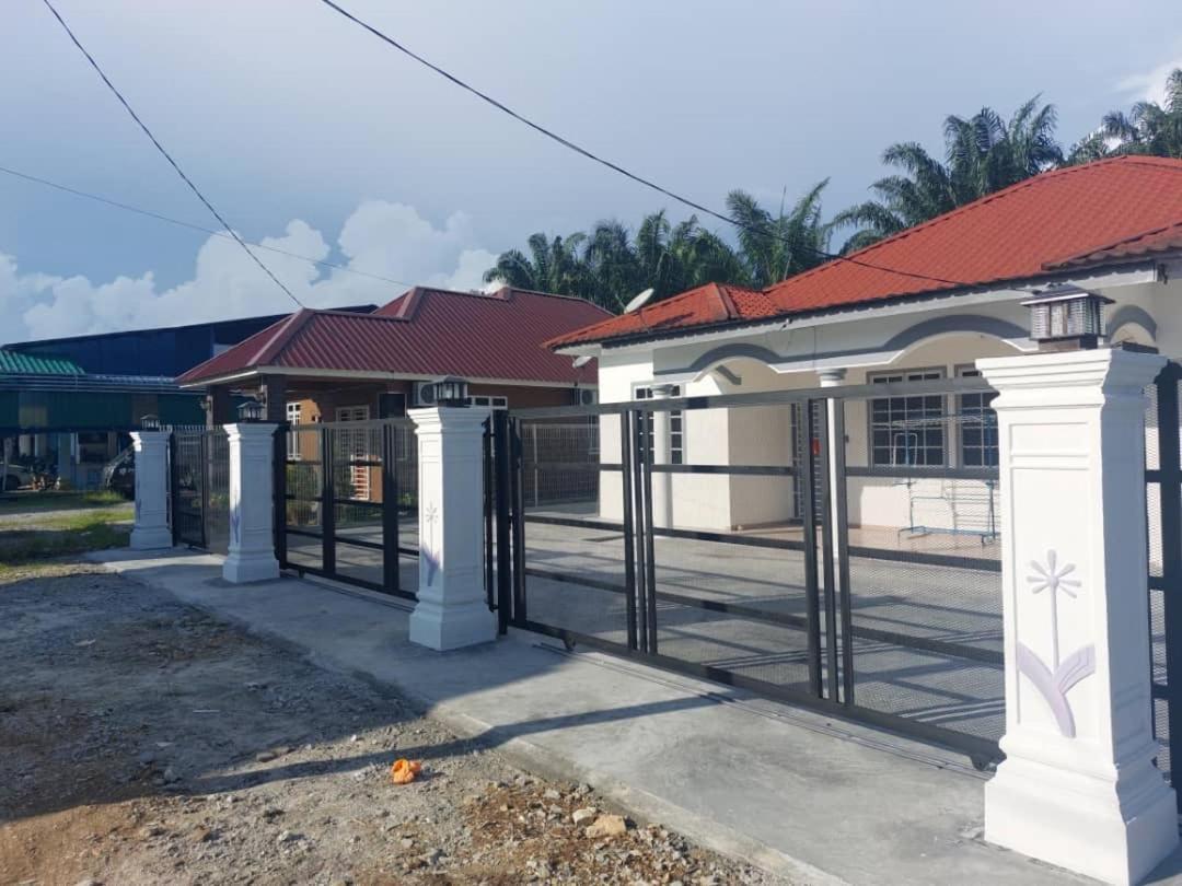 Cempaka Homestay Parit Raja Exterior foto